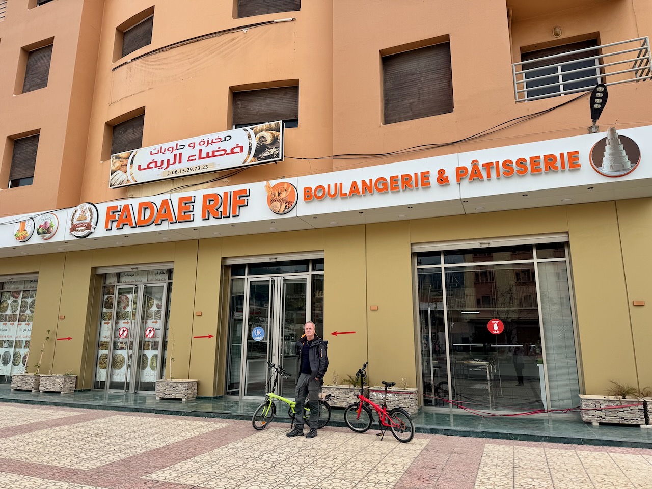 Thomas vor der Patisserie